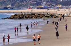 Beachgoers are seen at Venice Beach, Saturday, March 21, 2020, in Los Angeles, California. (AP photo)