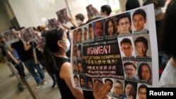 民主派支持者在西九龍裁判法院外舉起支持47名被告的標語 （路透社照片）