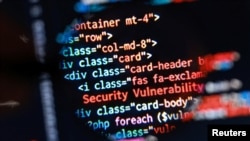 '보안 취약점(Security Vulnerability)'이라는 문구와 PHP 코드가 찍혀 있다. (자료사진)