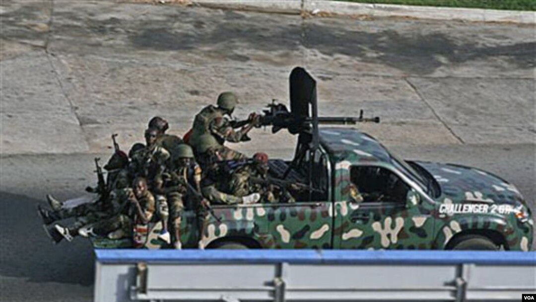 Sekelompok tentara, yang tak dapat dikenali sebagai pro-Gbagbo atau pro-Outtara, melintasi kota Abidjan, Pantai Gading, Jumat (4/1).