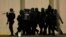 Policías usando equipo táctico se mueven en las afueras del centro comercial Garden State Plaza en Nueva Jersey, donde se reportó un tiroteo.