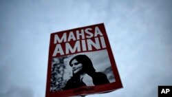 Imagen de archivo de una mujer sosteniendo un cartel con una foto de la joven iraní Mahsa Amini durante una protesta por su muerte en Berlín, Alemania, el 28 de septiembre de 2022. 