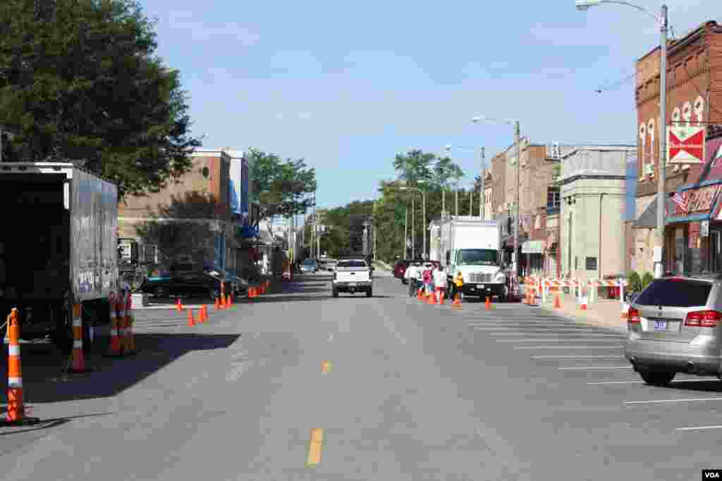 Truk-truk film terlihat di kota Plano, Illinois. (VOA/K. Farabaugh)