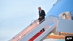 Rais Joe Biden akishuka kwenye ndege ya Air Force One Maryland Juni 1, 2021. MANDEL NGAN / AFP