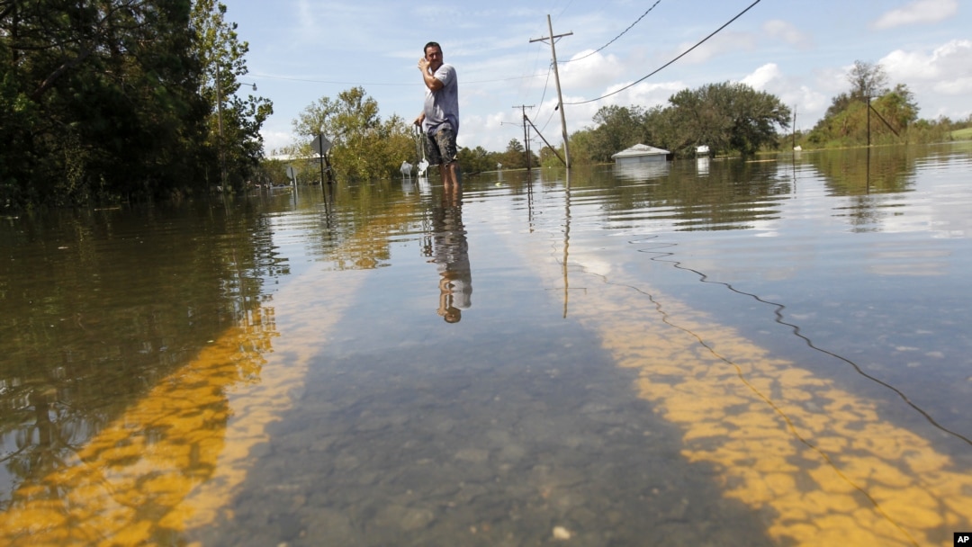 Banjir melanda kawasan dataran rendah di Louisiana akibat badai tropis Isaac. (Foto: AP/Gerald Herbert)
