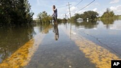 Banjir melanda kawasan dataran rendah di Louisiana akibat badai tropis Isaac. (Foto: AP/Gerald Herbert)