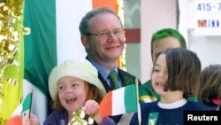 El líder del Sinn Fein, Martin McGuinness, cabalga en el Día de San Patricio Desfile en San Francisco en 2003. 