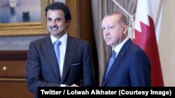 Pemimpin Qatar Sheikh Tamin bin Hamad Al Thani (kiri) bertemu dengan Presiden Turki, Recep Tayyip Erdogan di Ankara, Rabu (15/8). 