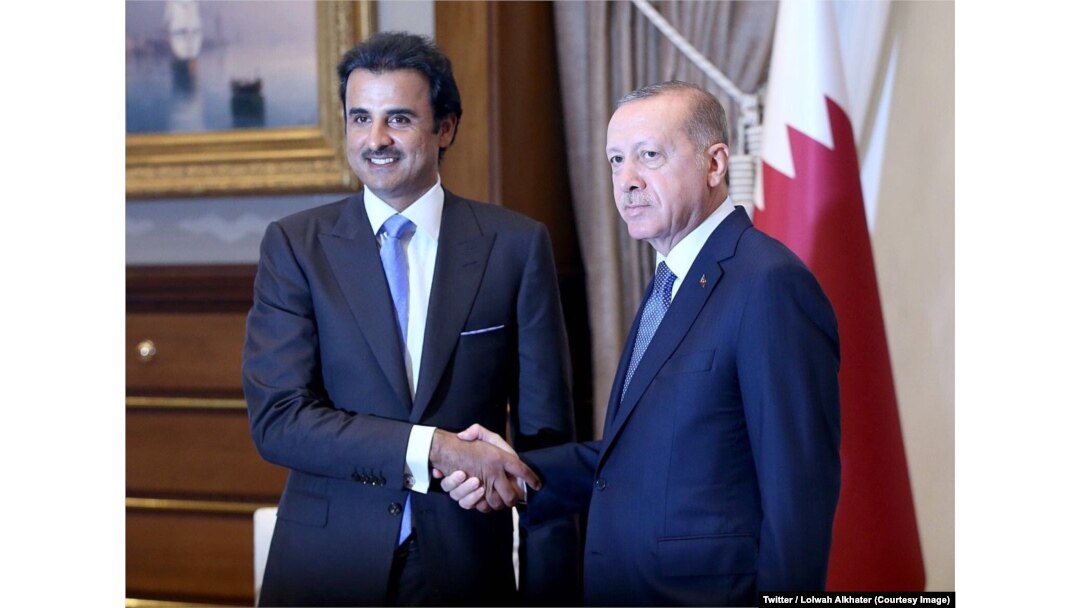 L'émir du Qatar Cheikh Tamim ben Hamad Al-Thani, à gauche, lors d'une rencontre avec le président Recep Tayyip Erdogan, à Ankara, Turquie, 15 aouut 2018. (Twitter/ Lolwah Alkhater)