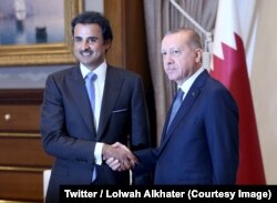 L'émir du Qatar Cheikh Tamim ben Hamad Al-Thani, à gauche, lors d'une rencontre avec le président Recep Tayyip Erdogan, à Ankara, Turquie, 15 aouut 2018. (Twitter/ Lolwah Alkhater)