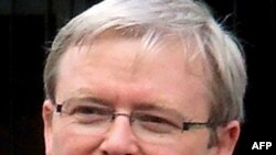 Thủ tướng Úc Kevin Rudd và các giới chức hàng hải Úc đã bay thị sát ngang qua chiếc tàu mắc cạn và ông đã ra lệnh điều tra tại sao tai nạn xảy ra