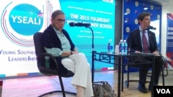 US Supreme Court Justice Ruth Bader Ginsburg speaks with members of the Young Southeast Asian Leaders Initiative in Ho Chi Minh City Aug.12, 2015.