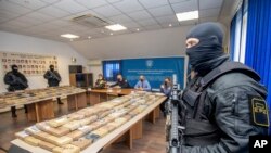 Paketi kokaina koje je zaplijenila hrvatska policija blizu luke Ploče izloženi na pres konferenciji u Dubrovniku, 14. novembra 2021. Više od pola tone kokaina bilo je skriveno u kontejnerima sa voćem 