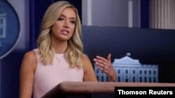 La portavoz de la Casa Blanca, Kayleigh McEnany, se dirige a los periodistas durante la rueda de prensa.