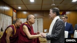 2019年10月28日，西藏精神领袖达赖喇嘛在位于印度的住所与美国国际宗教自由无任所大使布朗贝克握手。