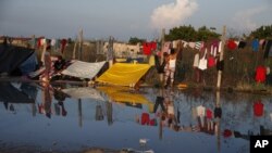 Imagen del agua que queda después de que migrantes se ducharon con agua donada en camiones, en un área donde los migrantes están acampando y lavando ropa, en Oaxaca, México, el 31 de octubre de 2018.