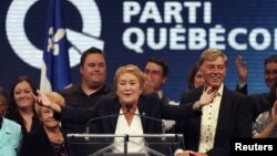 Pemimpin Parti Quebecois, Pauline Marois (tengah) memberikan pidato setelah memenangkan pemilu di negara bagian Quebec (4/9). 