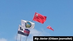 Bandeiras dos diversos partidos no distrito de Mueda. Moçambique, Outubro 2014