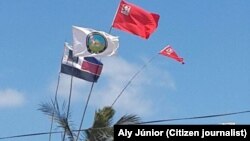 Saine cohabitation entre le drapeau des différentes parties du district de Mueda. Mozambique, Octobre 2014