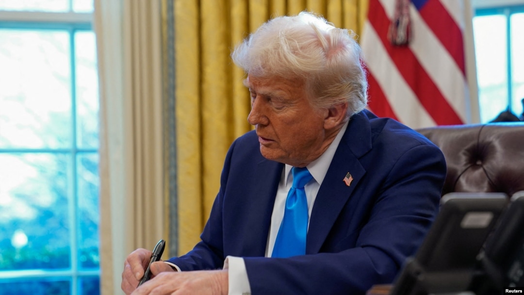 Presiden AS Donald Trump menandatangani dokumen di Kantor Oval di Gedung Putih, Washington, pada 4 Februari 2025. (Foto: Reuters/Elizabeth Frantz)