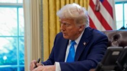 Presiden AS Donald Trump menandatangani dokumen di Kantor Oval di Gedung Putih, Washington, pada 4 Februari 2025. (Foto: Reuters/Elizabeth Frantz)