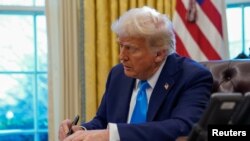 Presiden AS Donald Trump menandatangani dokumen di Kantor Oval di Gedung Putih, Washington, pada 4 Februari 2025. (Foto: Reuters/Elizabeth Frantz)