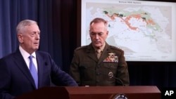 美国国防部长马蒂斯（左）和参谋长联席会议主席邓福德参加五角大楼的一个新闻发布会（2017年5月19日）