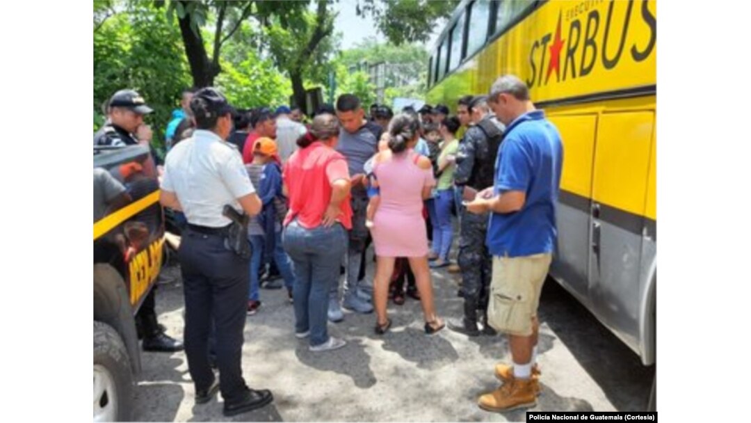 La Policía Nacional de Guatemala está llevando a cabo una operación para detener a inmigrantes indocumentados.