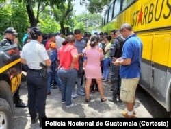 La Policía Nacional de Guatemala está llevando a cabo una operación para detener a inmigrantes indocumentados.