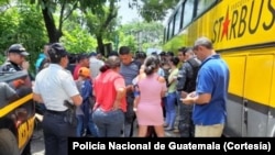 Архив: гватемальская полиция задерживает нелегальных мигрантов