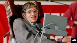 Theoretical physicist Dr. Stephen Hawking talks before a group of disabled students in Seattle, July 1, 1993. (AP Photo/Dave Wearver)