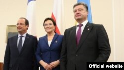 Президент України Петро Порошенко в товаристві прем'єр-міністра Польщі Еви Копач та президента Франції Франсуа Олланда (фото з офіційного сайту польського Сейму, автор: Krzysztof Bialoskorski)