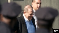 Harvey Weinstein, au centre, sort menotté du poste de police de la ville de New York à New York, le 25 mai 2018.