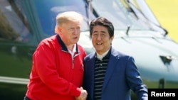 美国总统特朗普2019年5月26日抵达东京东面的千叶县茂原市的茂原乡村俱乐部打高尔夫球，受到日本首相安倍晋三的欢迎。