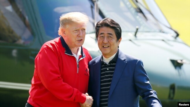 美国总统唐纳德`特朗普2019年5月26日抵达东京东面的千叶县茂原市的茂原乡村俱乐部打高尔夫球，受到日本首相安倍晋三的欢迎。
