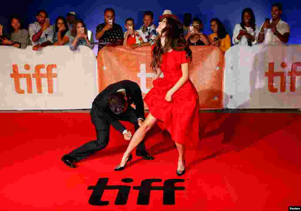 លោក​ Oscar Isaac ធ្វើ​ជា​ចុះ​ហត្ថលេខា​លើ​ជើង​របស់​នាង Charlotte Le Bon ខណៈ​ពេល​ពួកគេ​ទាំង​ពីរ​ស្ថិត​នៅ​លើ​កម្រាល​ព្រំ​ពណ៌​សម្រាប់​ការ​សម្ពោធ​ភាពយន្ត The Promise នៅ​អំឡុងពេល​ពិធី​បុណ្យ​ភាពយន្ត​ប្រចាំ​ឆ្នាំ​ Toronto International Film Festival (TIFF) លើក​ទី​៤១ នៅ​ក្រុង​ Toronto ប្រទេស​កាណាដា​ កាល​ពី​ថ្ងៃ​ទី​១១ ខែ​កញ្ញា ឆ្នាំ​២០១៦។&nbsp;