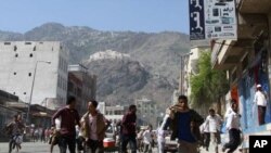也门军队5月31日开枪驱散在南部城市塔伊兹正在聚集起来要求总统萨利赫下台的反政府示威者