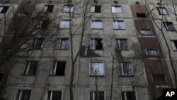 FILE - An abandoned apartment building is seen in the once bustling town of Pripyat. The 1986 explosion at the nearby Chernobyl nuclear power plant uprooted more than 300,000 people. (D. Markosian/VOA)