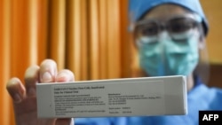 Seorang dokter memperlihatkan vaksin virus corona (Covid-19) di rumah sakit pendidikan Universitas Padjajaran di Bandung, Jawa Barat, 6 Juli 2020. (Foto: Timur Angin/ AFP)