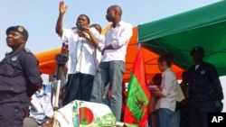 Isaías Samakuva discursa durante manifestação da UNITA em Luanda (VOA - foto de arquivo)