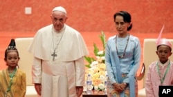 Papa Franja sa liderkom Mjanmara Aung San Su Ći