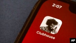 Logo aplikasi Clubhouse di sebuah ponsel pintar di Beijing, 9 Februari 2021.