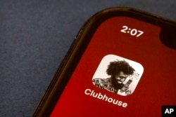 手机上的美国语音社交应用程序Clubhouse的标识（2021年2月9日）