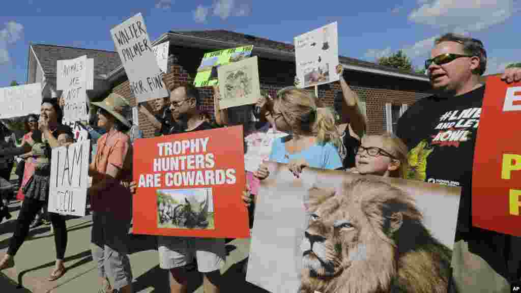 Des manifestants se rassemblent devant le cabinet dentaire du Dr Walter James Palmer à Bloomington, Minnestota., 29 juillet 2015.
