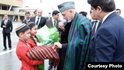 رئیس جمهور کرزی برای تجلیل از نوروز به ترکمنستان سفر کرده است - عکس: ارگ