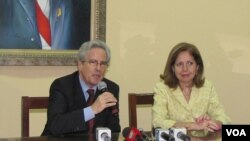 Valenzuela atendi'o a la prensa junto a la embajadora de Estados Unidos en Paraguay, Liliana Ayalde.