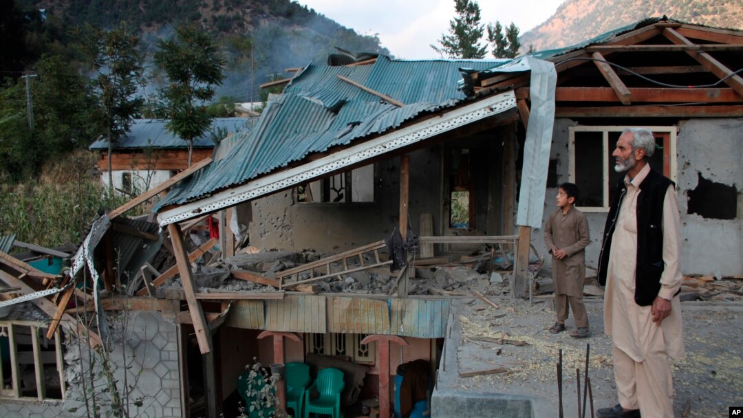 Warga Kashmir Pakistani memeriksa rumahnya yang rusak akibat serangan artileri pasukan India ke lembah Neelum, Kashmir-Pakistan (21/10). 