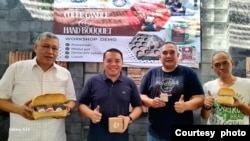 Timmy Rorimpandey (paling kiri), Wakil Ketua Kadin Kota Jakarta ketika pelatihan Zero Waste Coffee.