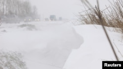 Nhiều xe cộ bị mắc kẹt hàng giờ trên những tuyến đường cao tốc bị tuyết dày phủ kín ở Châu Âu.