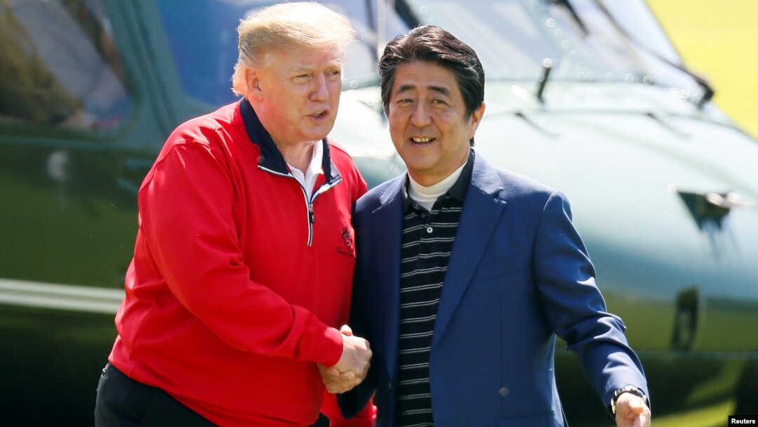 美國總統特朗普2019年5月26日抵達東京東面的千葉縣茂原市的茂原鄉村俱樂部打高爾夫球，受到日本首相安倍晉三的歡迎。